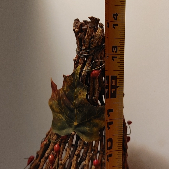 Wicker Cornacopia basket with berries and leaves - Picture 5 of 6